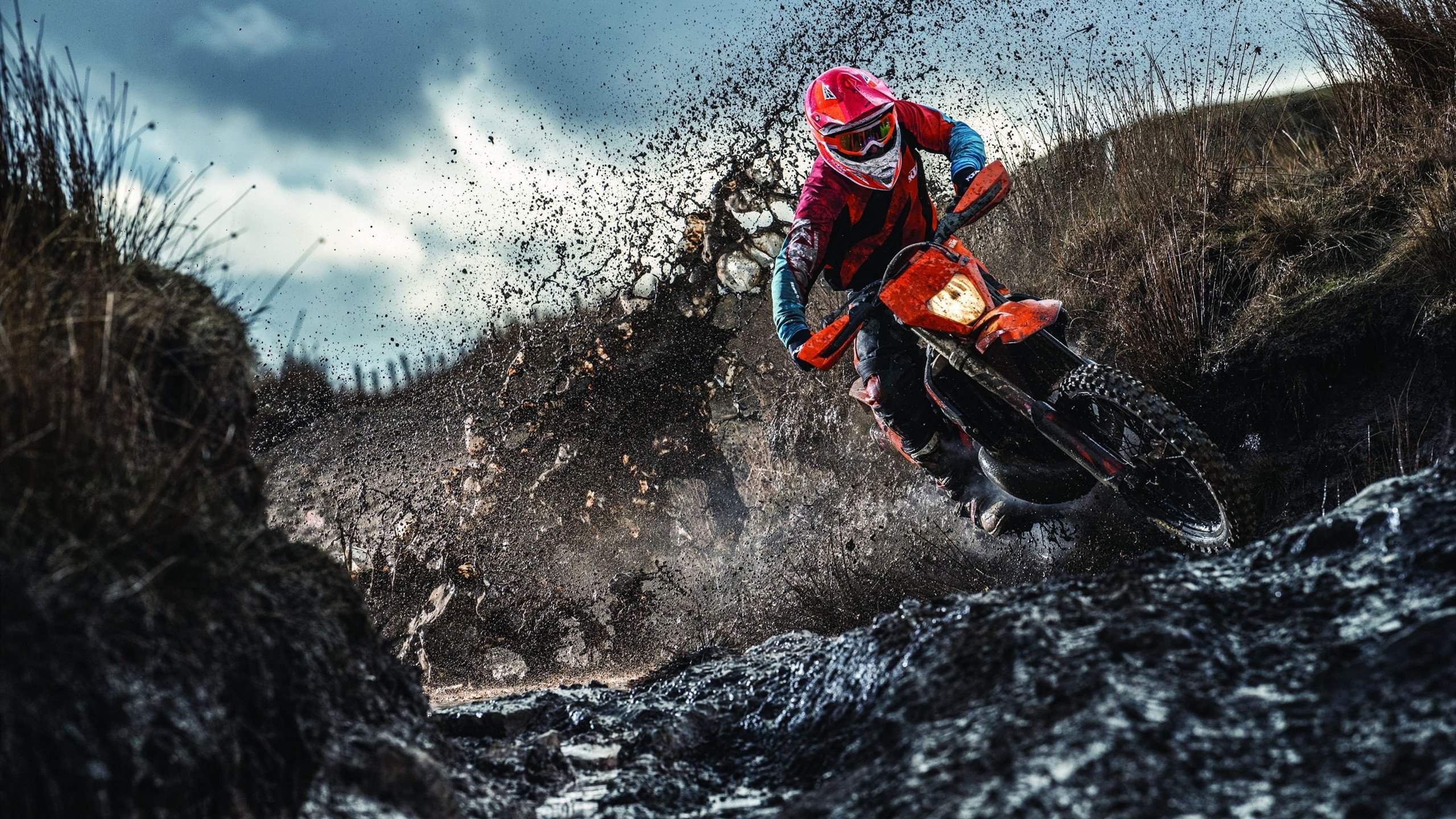 “快艇冲浪:东三叉湖赛场极速对决,飞驰水面成焦点”